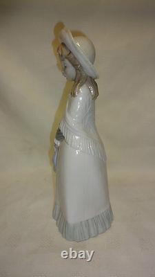 Attractive Lladro Spain Nao Figure Woman With Shawl & Bag