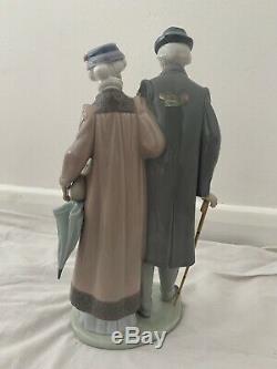 Beautiful Genuine Lladro #5677 Elderly Gentleman With His Wife Figurine