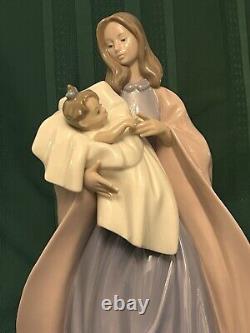 Beautiful LLadro NAO A Mother's Touch Porcelain Figurine Number # 1300