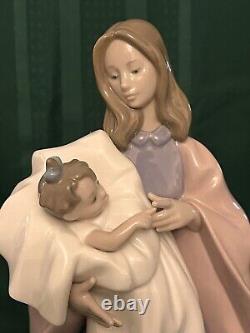 Beautiful LLadro NAO A Mother's Touch Porcelain Figurine Number # 1300