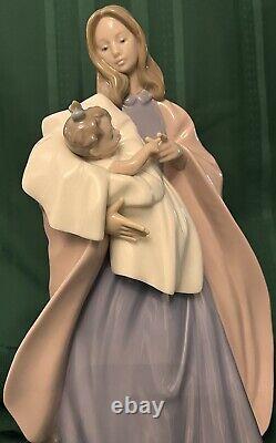 Beautiful LLadro NAO A Mother's Touch Porcelain Figurine Number # 1300