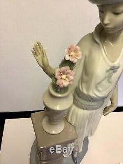 Beautiful Lladro Figurine Lady Grand Casino 5175 Girl with Flowers & Vase