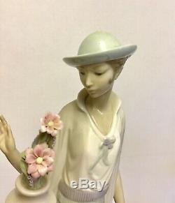 Beautiful Lladro Figurine Lady Grand Casino 5175 Girl with Flowers & Vase