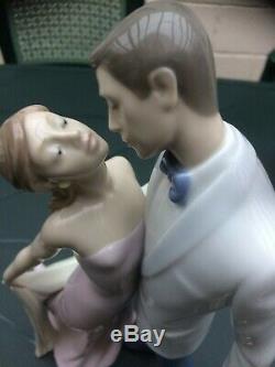 Beautiful Lladro Happy Anniversary Dancing Couple 6475 Fine Porcelain Figurine