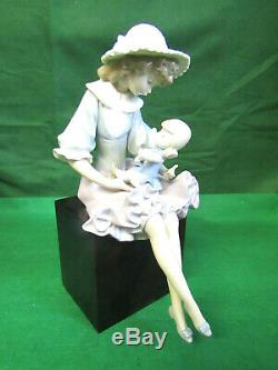 Beautiful Lladro Mother and child figurine on plinth