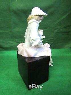 Beautiful Lladro Mother and child figurine on plinth