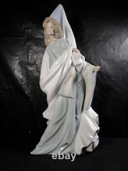 Beautiful Lladro NAO Enchanted Dreams Figure Scarce Piece In Box