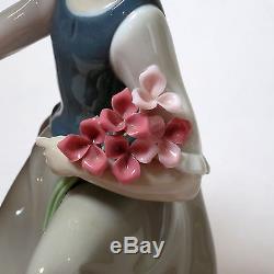 Beautiful Lladro Nao Figurine 1979 B-20 My Two Girls Picking Flowers