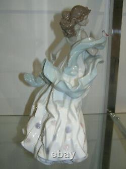 Beautiful Lladro Porcelain Summer Serenade #6193 Girl With Bird Flowing Shawl