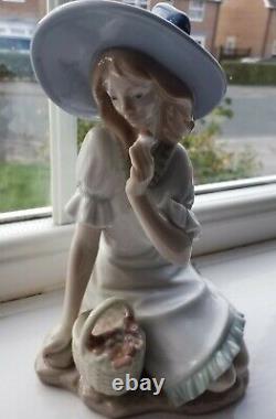 Beautiful Meadow Song 1365 Ceramic Figure from Nao / Lladro