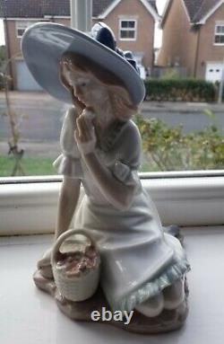 Beautiful Meadow Song 1365 Ceramic Figure from Nao / Lladro