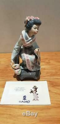 Beautiful Rare Lladro 1448 Japanese Yuki Kneeling Geisha Girl With Flowers