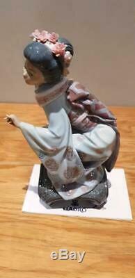 Beautiful Rare Lladro 1448 Japanese Yuki Kneeling Geisha Girl With Flowers