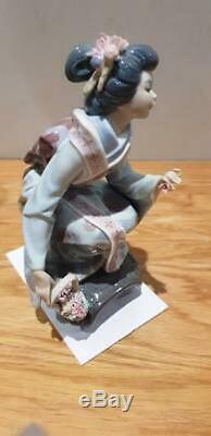 Beautiful Rare Lladro 1448 Japanese Yuki Kneeling Geisha Girl With Flowers