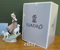 Boxed Lladro Porcelain Figurine'Country Life' Shepherdess with Lambs (#6964)