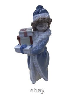 COL 02 NAO Porcelaine Figure with packages