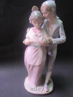 Couple of lovers with dove NAO ILADRO porcelain figurine approx. 33 cm. Magnificent Figure