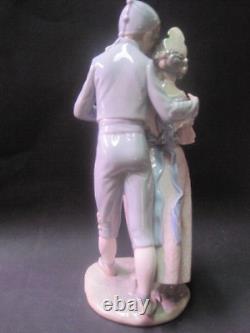 Couple of lovers with dove NAO ILADRO porcelain figurine approx. 33 cm. Magnificent Figure