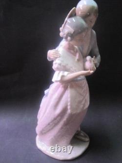 Couple of lovers with dove NAO ILADRO porcelain figurine approx. 33 cm. Magnificent Figure