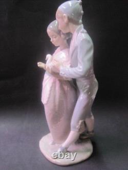 Couple of lovers with dove NAO ILADRO porcelain figurine approx. 33 cm. Magnificent Figure