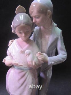 Couple of lovers with dove NAO ILADRO porcelain figurine approx. 33 cm. Magnificent Figure