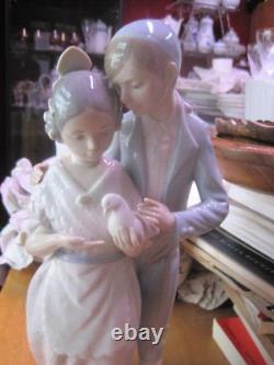 Couple of lovers with dove NAO ILADRO porcelain figurine approx. 33 cm. Magnificent Figure