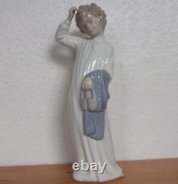 Decorative Figure Girl IN Night Gown From Nao Lladro, Spain #6734