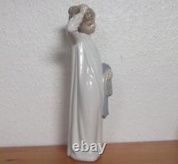Decorative Figure Girl IN Night Gown From Nao Lladro, Spain #6734
