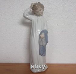 Decorative Figurine Girl in Nightdress by Nao Lladro, Spain #6734