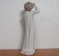 Decorative Figurine Girl in Nightdress by Nao Lladro, Spain #6734