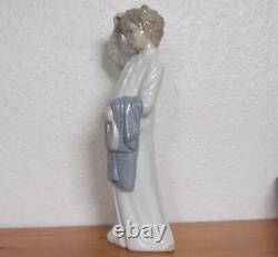 Decorative Figurine Girl in Nightdress by Nao Lladro, Spain #6734