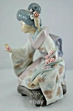 Delightful Lladro Geisha Figure Kiyoko Ref. No. 1450