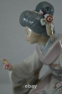Delightful Lladro Geisha Figure Kiyoko Ref. No. 1450
