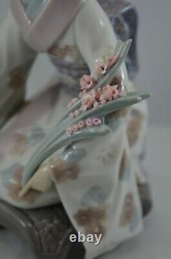 Delightful Lladro Geisha Figure Kiyoko Ref. No. 1450