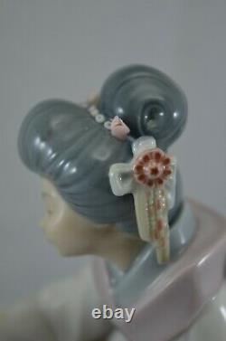 Delightful Lladro Geisha Figure Kiyoko Ref. No. 1450