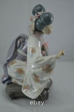 Delightful Lladro Geisha Figure Kiyoko Ref. No. 1450