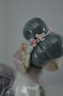 Delightful Lladro Geisha Figure Kiyoko Ref. No. 1450