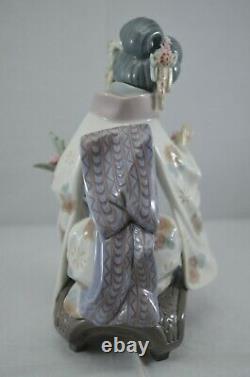 Delightful Lladro Geisha Figure Kiyoko Ref. No. 1450