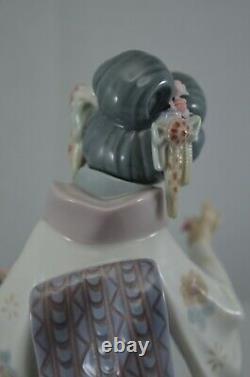 Delightful Lladro Geisha Figure Kiyoko Ref. No. 1450