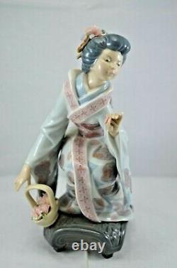 Delightful Lladro Geisha Figure Yuki Ref. No. 1448