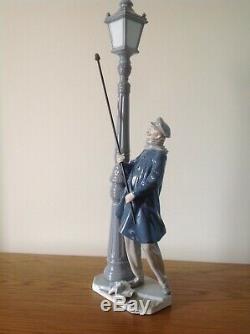 EXCELLENT BOXED LARGE-LLADRO LAMPLIGHTER FIGURE-SPANISH PORCELAIN FIGURE-Not Nao
