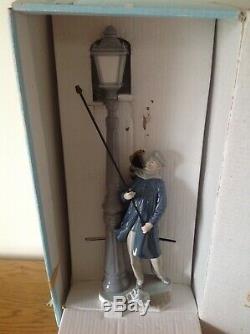 EXCELLENT BOXED LARGE-LLADRO LAMPLIGHTER FIGURE-SPANISH PORCELAIN FIGURE-Not Nao