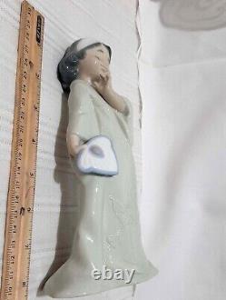 Figurine Nao Lladro Japanese girl holding a fan. Mint Condition. No Box 8 tall