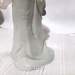 Figurine Nao Lladro Japanese girl holding a fan. Mint Condition. No Box 8 tall