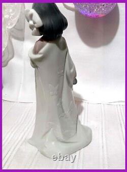 Figurine Nao Lladro Japanese girl holding a fan. Mint Condition. No Box 8 tall