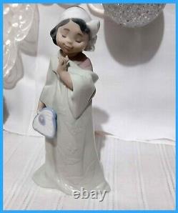 Figurine Nao Lladro Japanese girl holding a fan. Mint Condition. No Box 8 tall