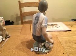 LARGE RETIRED LLADRO FOOTBALER, SOCCER PLAYER a Football and Player, No 5200