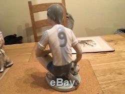 LARGE RETIRED LLADRO FOOTBALER, SOCCER PLAYER a Football and Player, No 5200