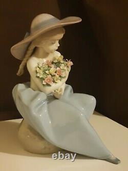 LLADRO 5862 Fragrant Bouquet Girl with Flowers Excellent Condition