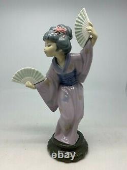 LLADRO DANCING JAPANESE GEISHA WITH 2 FANS excellent condition